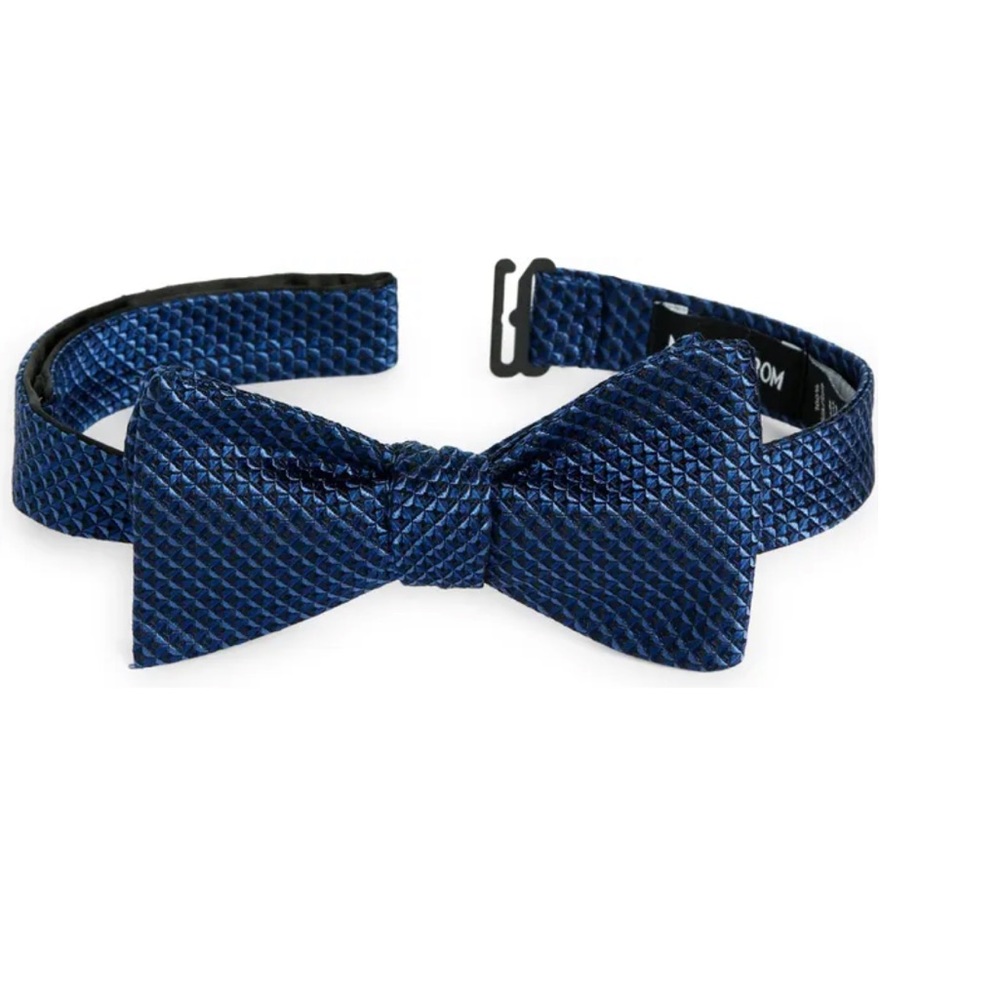 NORDSTROM MENS SILK BOW TIE BLUE GEOMETRIC PATTERN NWOT